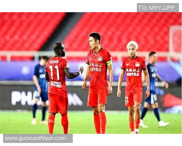 杭州足球队团队协作引发热议球迷对战术配合和球员表现分歧明显 杭州足球队团队协作引发热议球迷对战术配合和球员表现分歧明显