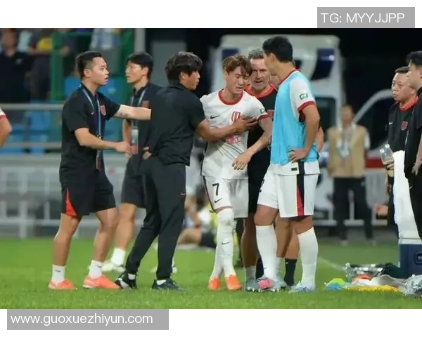 成都足球队团队协作引发热议球迷对战术配合和球员默契提出质疑 成都足球队团队协作引发热议球迷对战术配合和球员默契提出质疑